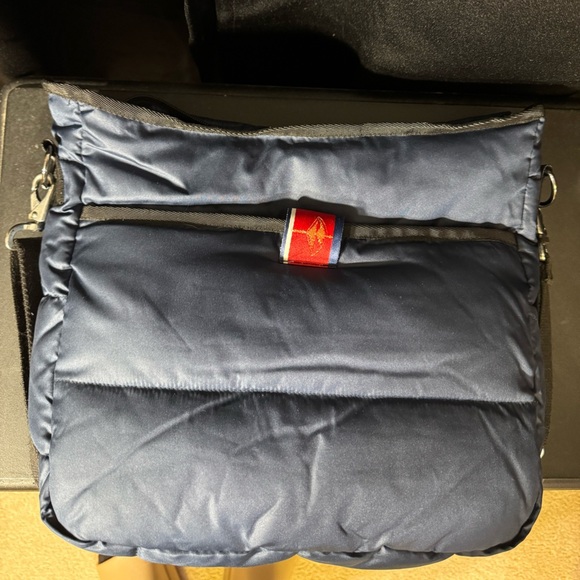 Pretty Rugged navy puffer bag crossbody adjustable for shoulder
Great condition - Picture 5 of 12